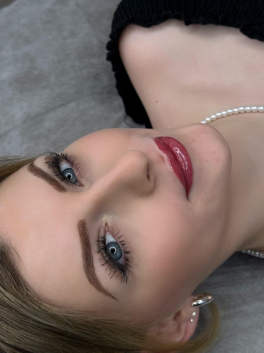 Kundin nach Permanent Make-up an Lippen und Augenbrauen