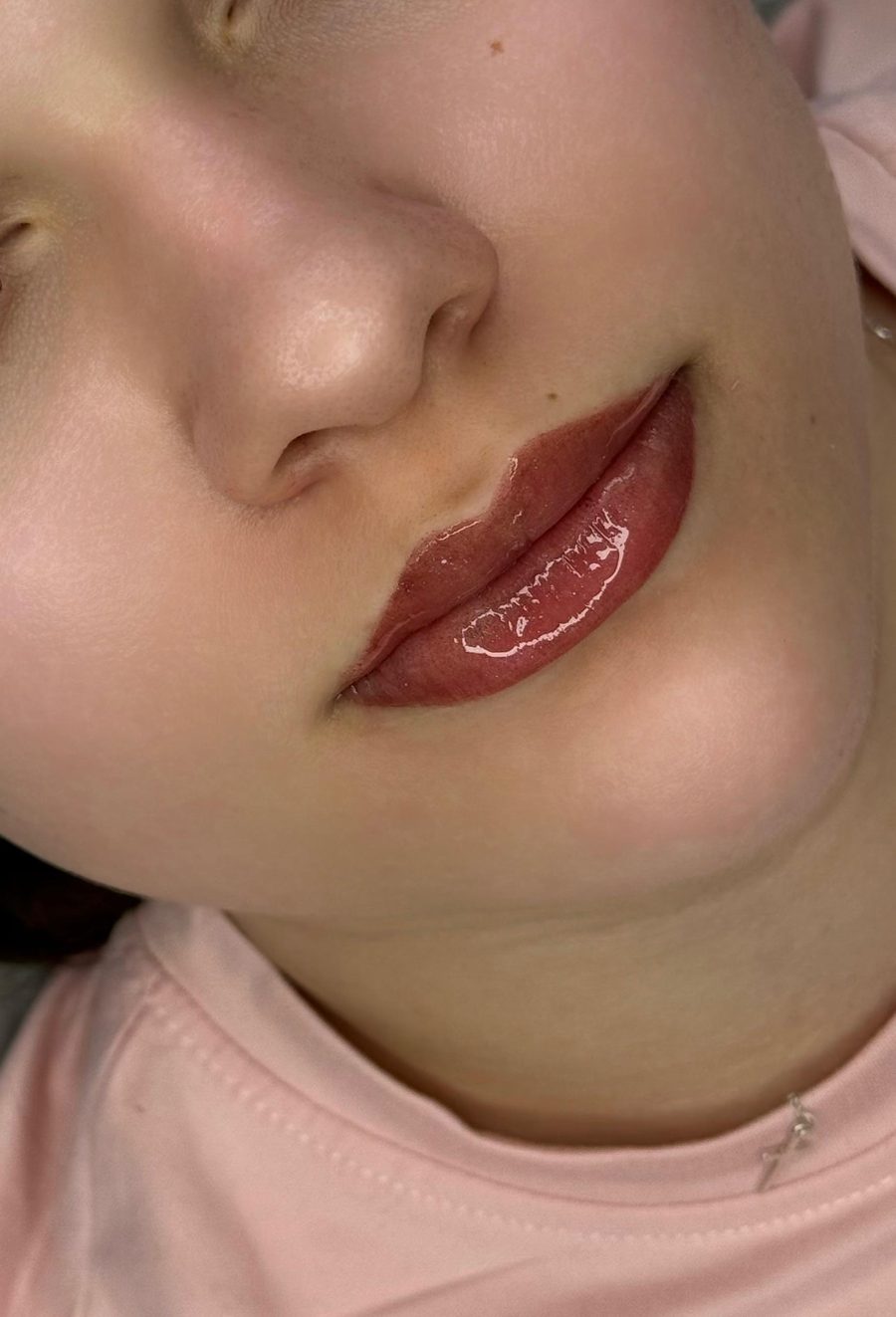 Lippen nach Permanent Make-up in warmem Rosé