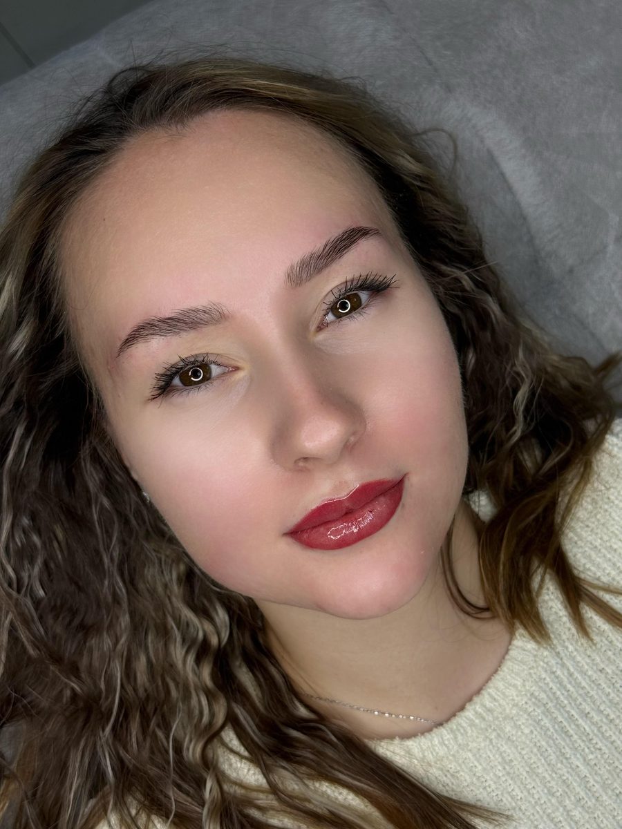 Kundin nach Augenbrauen- und Lippenbehandlung