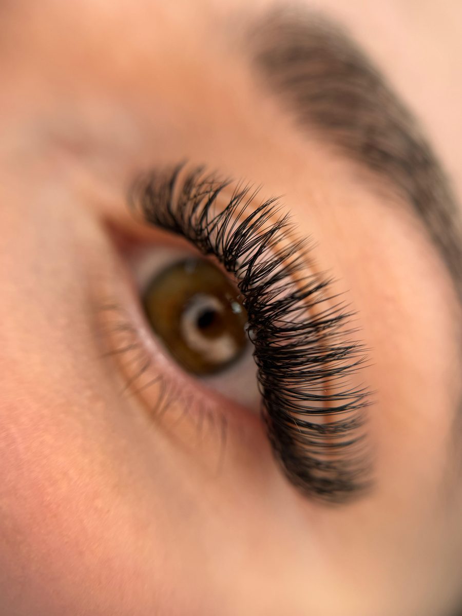 Nahaufnahme einer Wimpernverlängerung