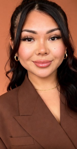 Trainerin der KG Beauty Lounge Academy mit Wimpernverlängerung